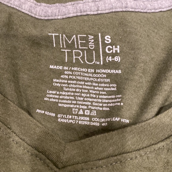 T-shirt’s size small good condition. Time and tru brand - Picture 3 of 5